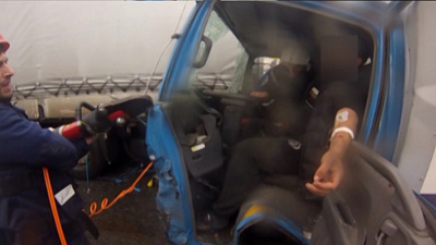 Водителя грузовика зажало в кабине грузовика