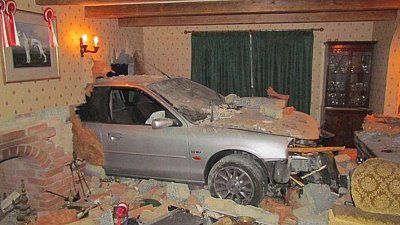 Пьяный водитель влетел в жилой дом 