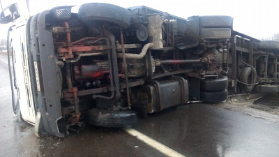 Недалеко от Челябинска перевернулась гружёная фура