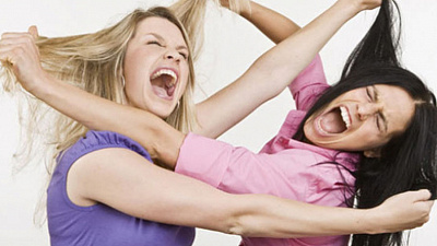 Жестокая драка двух семейных пар попала на видео