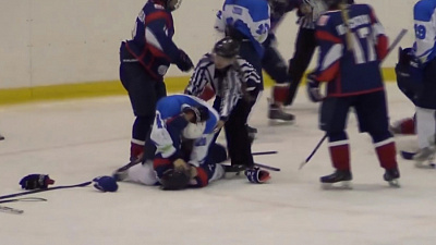 Драка хоккеисток попала на видео