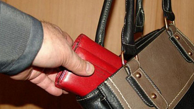 Пенсионерка ворует из детских колясок