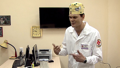 Рэпер-реаниматолог снимает напряжение в своём кабинете