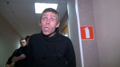 Житель Снежинска бросился на оператора после дефиле с голым торсом