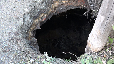 Дом в любой момент может уйти под землю. Жители Пласта в ужасе