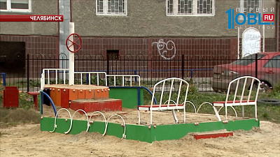 Общественники проверили детские площадки и тротуары, построенные по программе "Реальные дела"