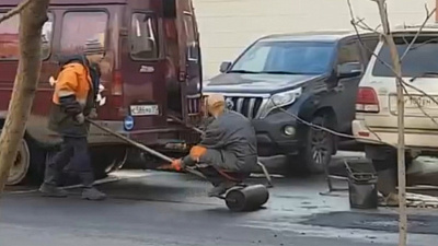 Человек-каток заменил дорожную технику