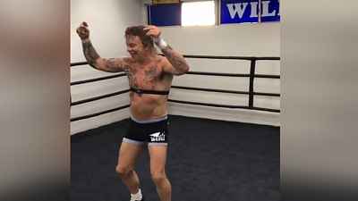 Почти голый Микки Рурк станцевал под песню Осина 