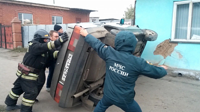 Легковушка врезалась в жилой дом и перевернулась
