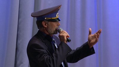 Кизильский чиновник на глазах у публики флиртовал с местной певицей