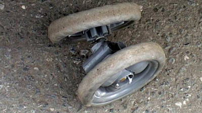 Видео, где иномарка на скорости едва не сбила женщину с коляской