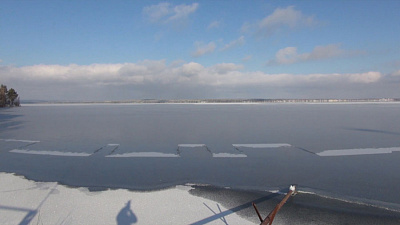 Аномалия! Симметричный рисунок в виде Китайской стены появился на озере в Снежинске