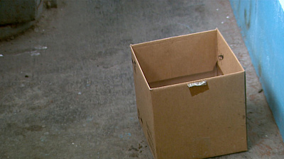 Коробку с младенцем обнаружили в своём подъезде жители ЧТЗ