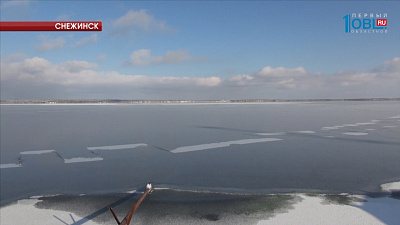 На льду Синары образовались таинственные трещины