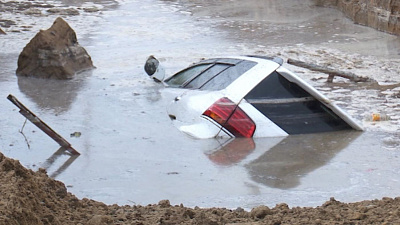 «Лексус» утонул в траншее