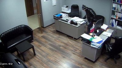 На видео попал офисный грабитель в Челябинске