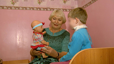 Брошенная в общежитии Копейска девочка скучает по маме