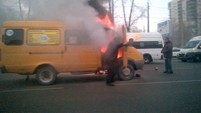 Маршрутка с пассажирами загорелась прямо на ходу в Челябинске