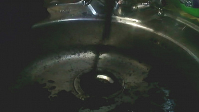 Жидкость похожая на нефть и кока-колу течёт из кранов в Южноуральске