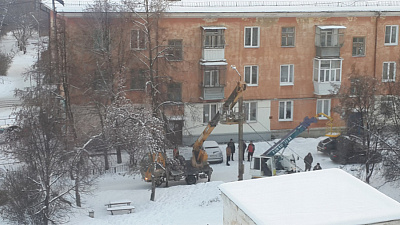 Автовышка повисла на электропроводах в Чебаркуле