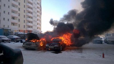 Полыхающие автомобили сняли на видео в Челябинске