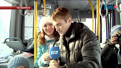 В челябинском автобусе пассажиры читают стихи. 