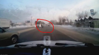 Челябинка даже не посмотрела в сторону несущегося на неё автобуса