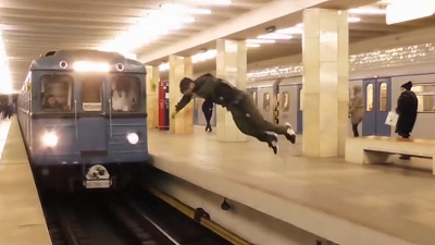 Сальто экстремала перед несущимся поездом сняли на видео