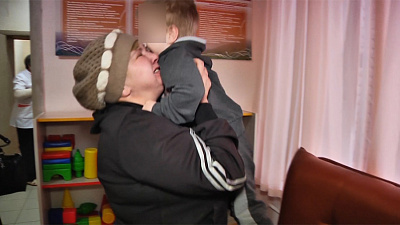 Бабушка навестила брошенного на улице внука