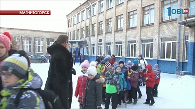 Из дымящейся школы эвакуировали больше тысячи человек