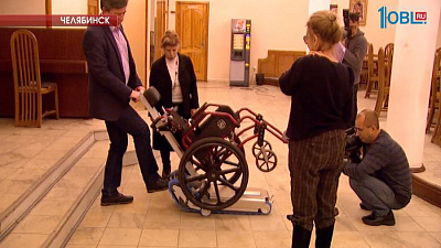 В Камерном театре приобрели механический подъемник для инвалидных колясок