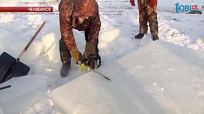 На площади Революции началась стройка ледового городка