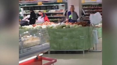 Уборщица посыпает продукты мусором в «Магните»