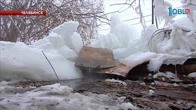В Ленинском районе из земли бьет фонтан воды
