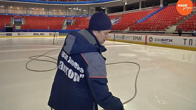 Сюжет: Заливают лед к чемпионату 