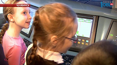 Школьники пришли на экскурсию в моторвагонное депо 