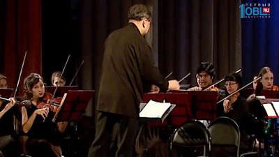 Челябинский оркестр "Классика" исполнил известные танцевальные композиции в окружении цветов