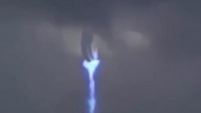 Гигантская рука утащила молнию в небо