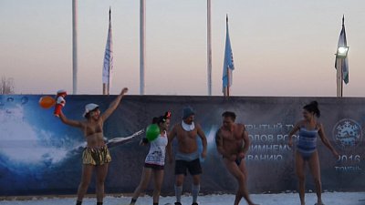 Моржи-дальнобойщики проплыли тысячу метров в ледяной воде