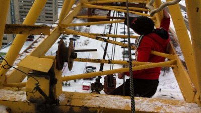 Юные руферы забрались на башенный кран и сняли это на видео