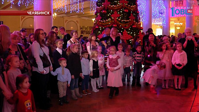 Более тысячи детей собрала традиционная Рождественская ёлка в театре оперы и балета