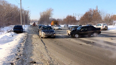 Три автомобиля столкнулись в Челябинске