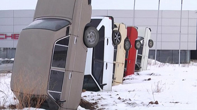 Забор из старых автомобилей соорудили недалеко от Магнитогорска