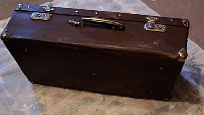 Подозрительный чемодан обнаружила продавец за своим ларьком