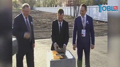 Дмитрий Медведев заложил первый камень в основание нового завода в Челябинске 