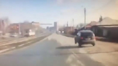 Автомобиль-попрыгун на челябинской дороге 