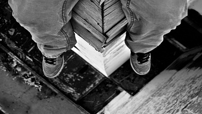 Магнитогорец сидел на краю крыши многоэтажки