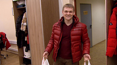 Челябинцы несут гостинцы для медвежонка Стёпы в редакцию ОТВ