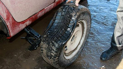 Семь автомобилистов одновременно пробили колёса в челябинской луже