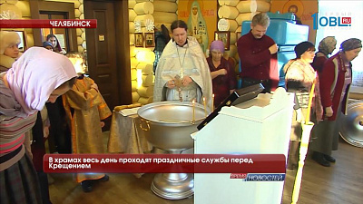 В храмах весь день проходят праздничные службы перед Крещением